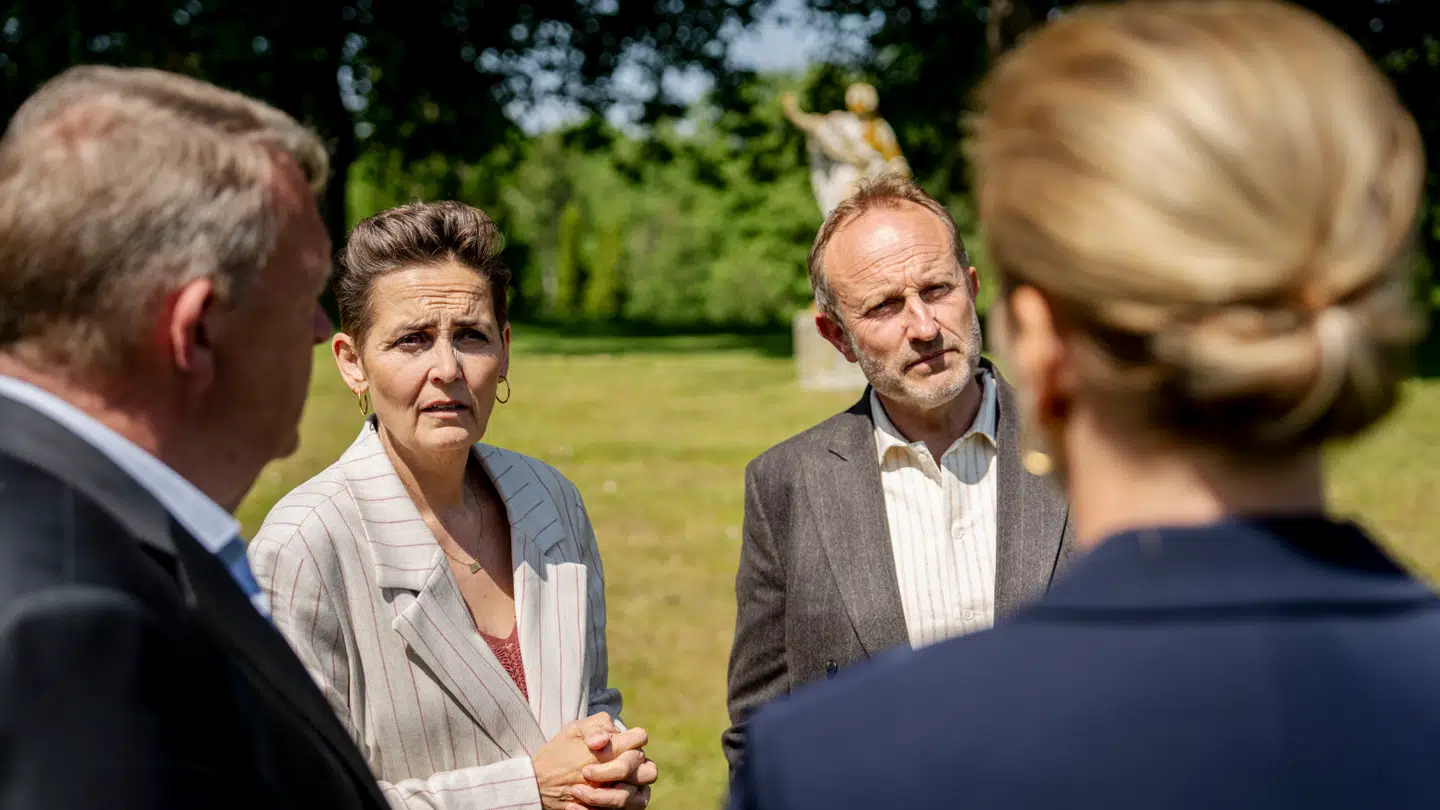 Den nye regering stillede sig tirsdag frem og fremlagde deres nye politik.