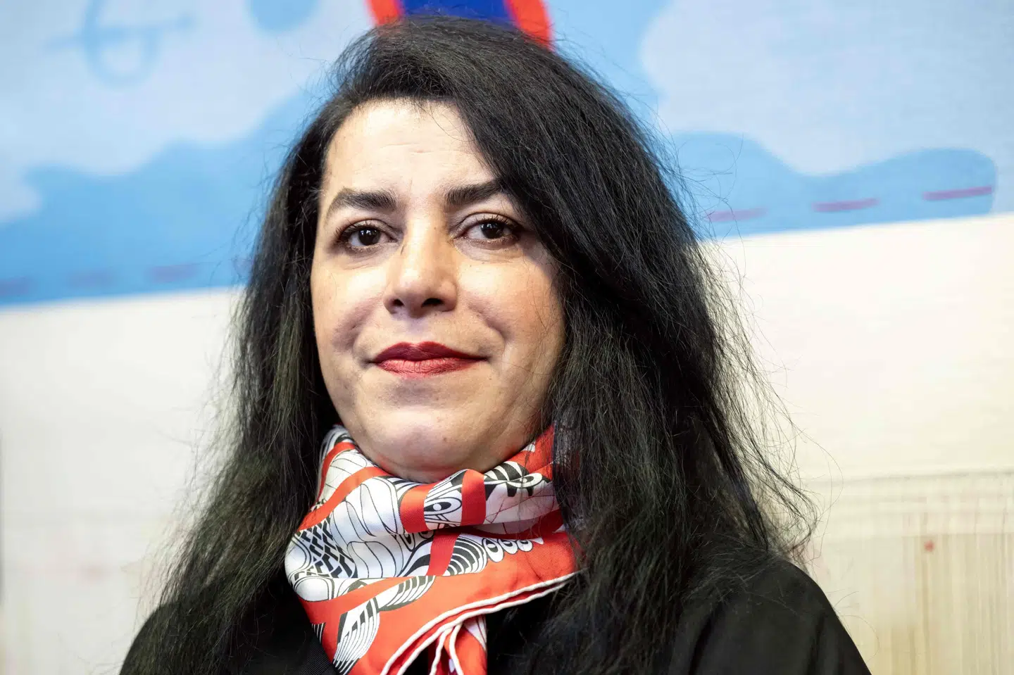 Marjane Satrapi ses på billede fra 2024 i Paris, hvor hun havde designet en ni meter lang triptykon til De Olympiske Lege. Hun er død i en alder af 56 år. (Arkivfoto).