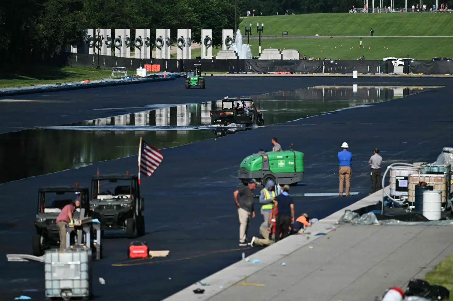 I øjeblikket er et spejlbassin ved siden af Lincoln Memorial under renovering efter ordre fra Donald Trump. Torsdag siger præsidenten, at der vil blive bygget en promenade ved Lincoln-vartegnet.
