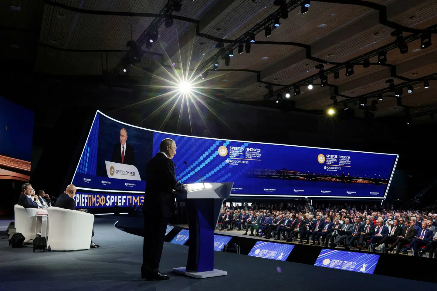 Ruslands præsident, Vladimir Putin, ventes fredag at holde tale under den årlige økonomiske konference Sankt Petersborgs Internationale Økonomiske Forum (Spief). Her ses præsidenten under Spief sidste år. (Arkivfoto).