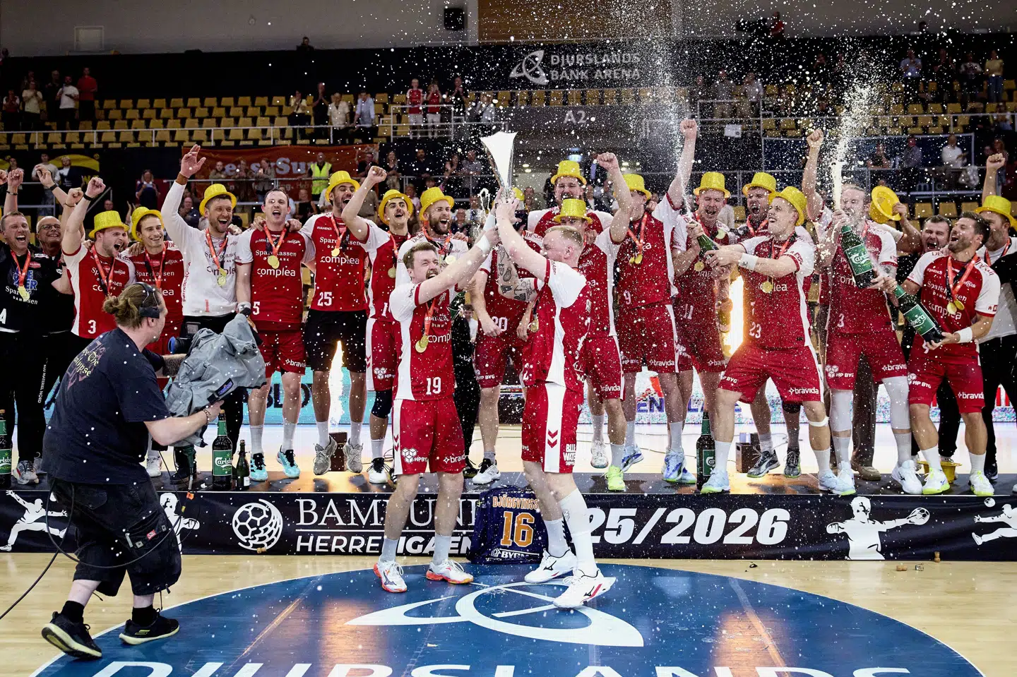 Buster Juul og Kristian Bjørnsen løfter DM-trofæet. Det er de to spilleres sidste sæson i Aalborg Håndbold.