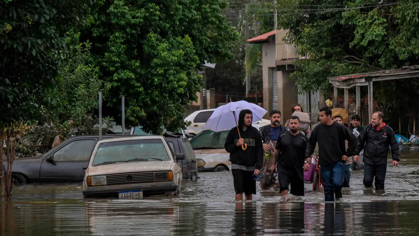 Indbyggere i Rio Grande do Sul-staten i Brasilien i maj 2024. Området blev oversvømmet, og flere eksperter pegede på klimaforandringer og El Niño som årsagerne bag de enorme mængder vand.