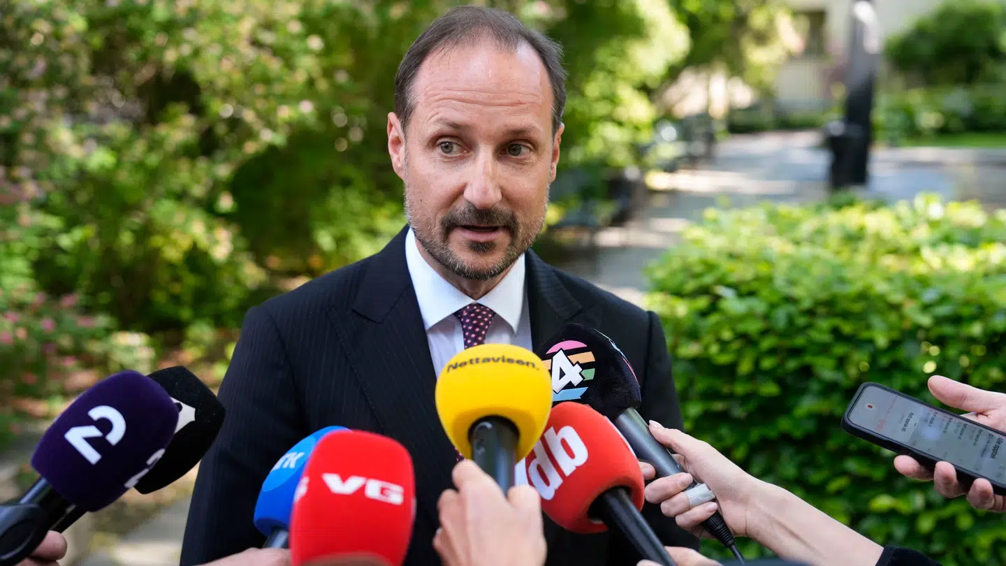 Kronprins Haakon tog hjem fra et statsbesøg i Japan en dag før tid på grund af Mette-Marits forværrede helbred.