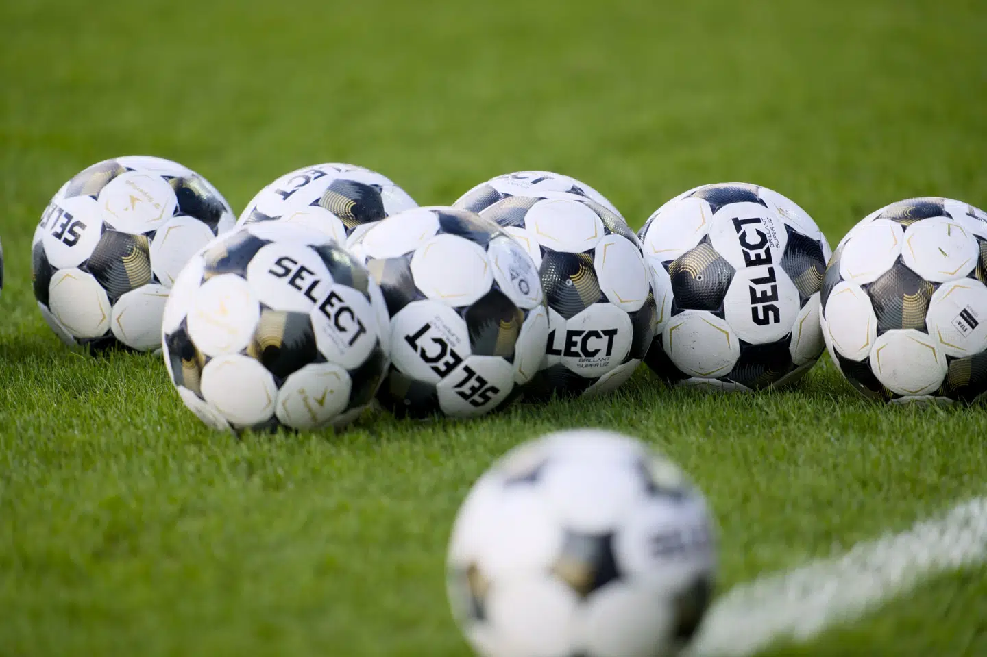 Bolden med navnet "Select Brilliant Super UZ" bruges i den bedste danske fodboldrække, Superligaen. (Arkivfoto).