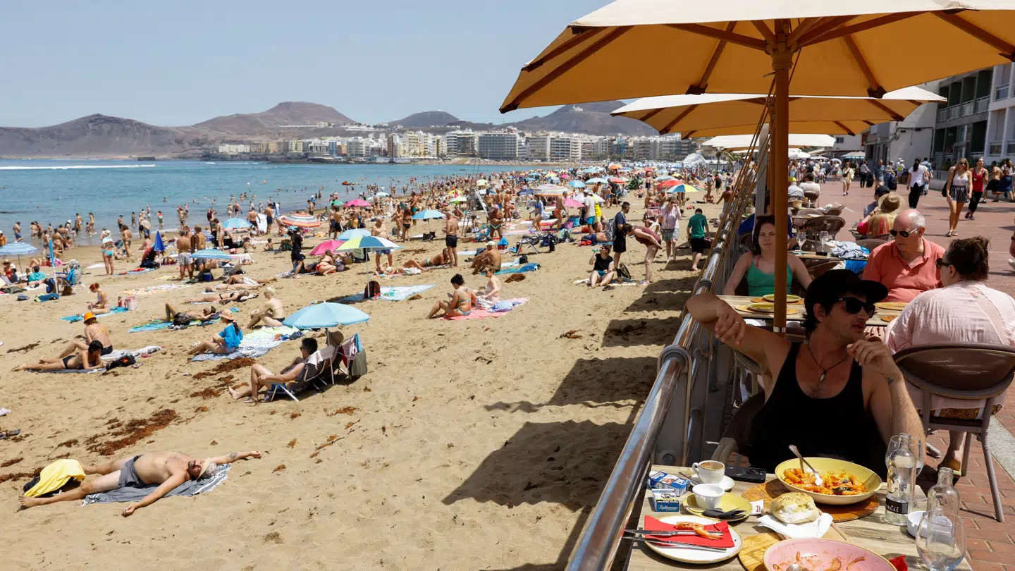 Turister spiser på en terrasse ved siden af Las Canteras-stranden i Las Palmas de Gran Canaria.