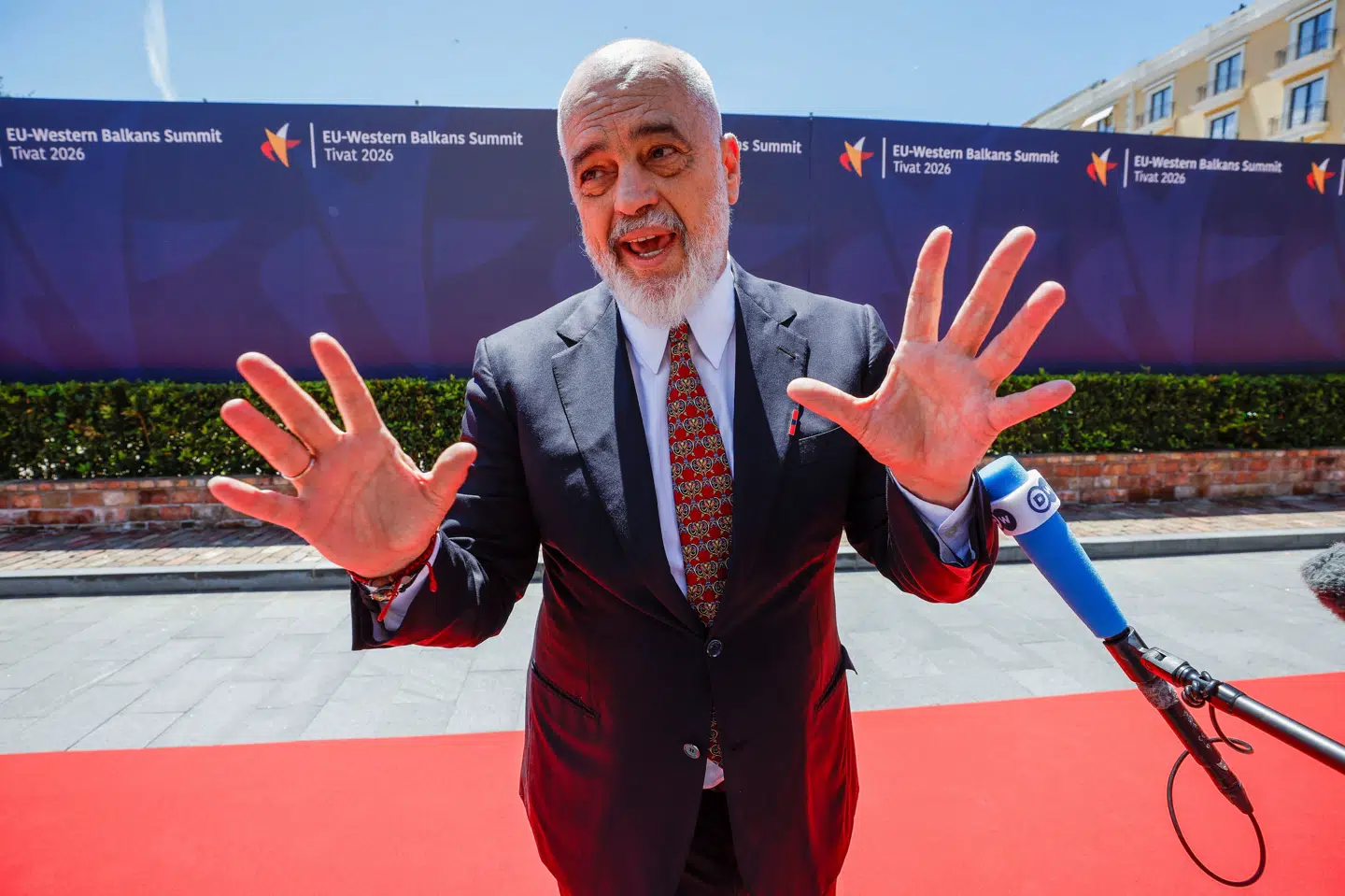 Albaniens premierminister, Edi Rama, gav sig god tid til at tale med pressen, da han fredag ankom til EU-Vestbalkan-topmødet i byen Tivat i Montenegro.