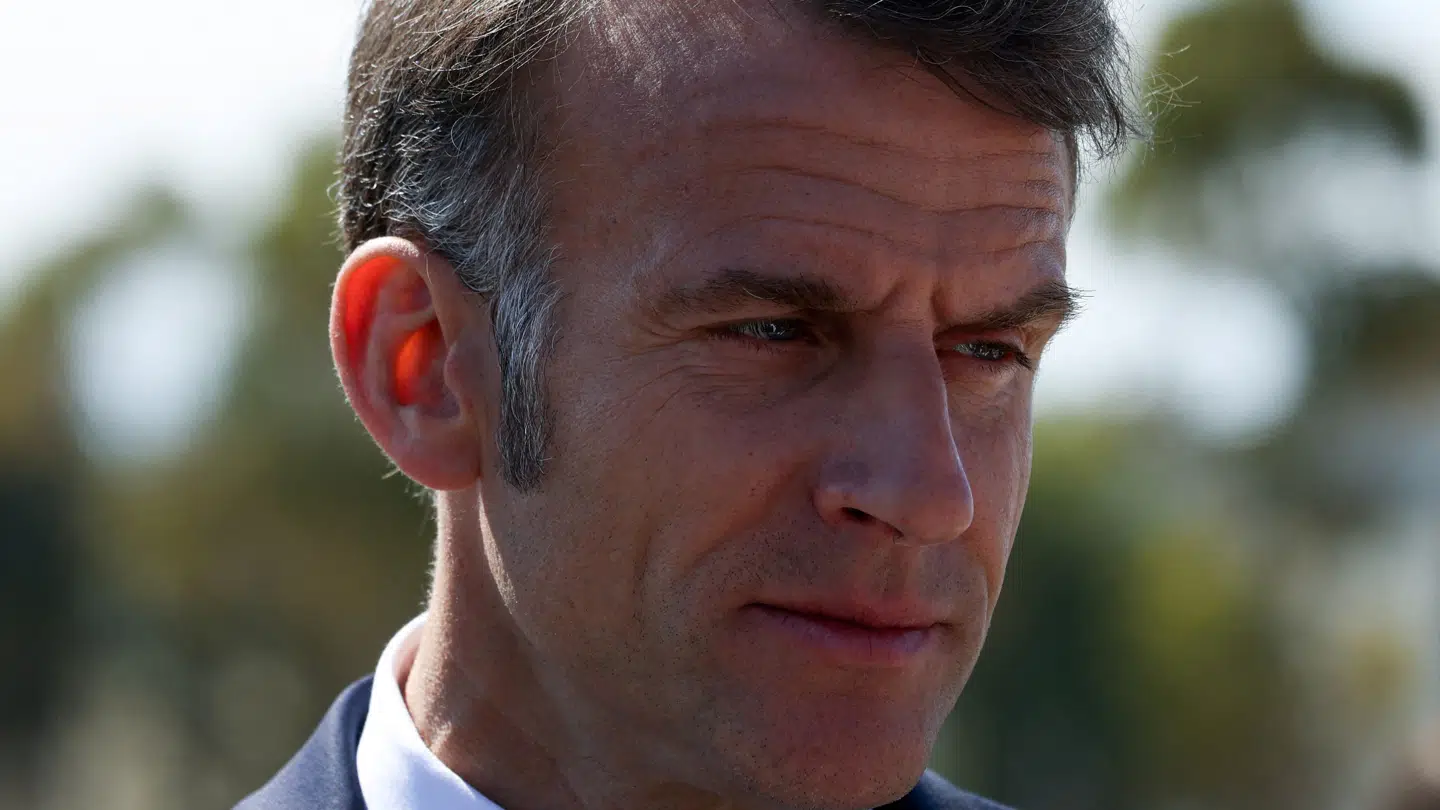Emmanuel Macron er i chok over det uhyggelige mønster.