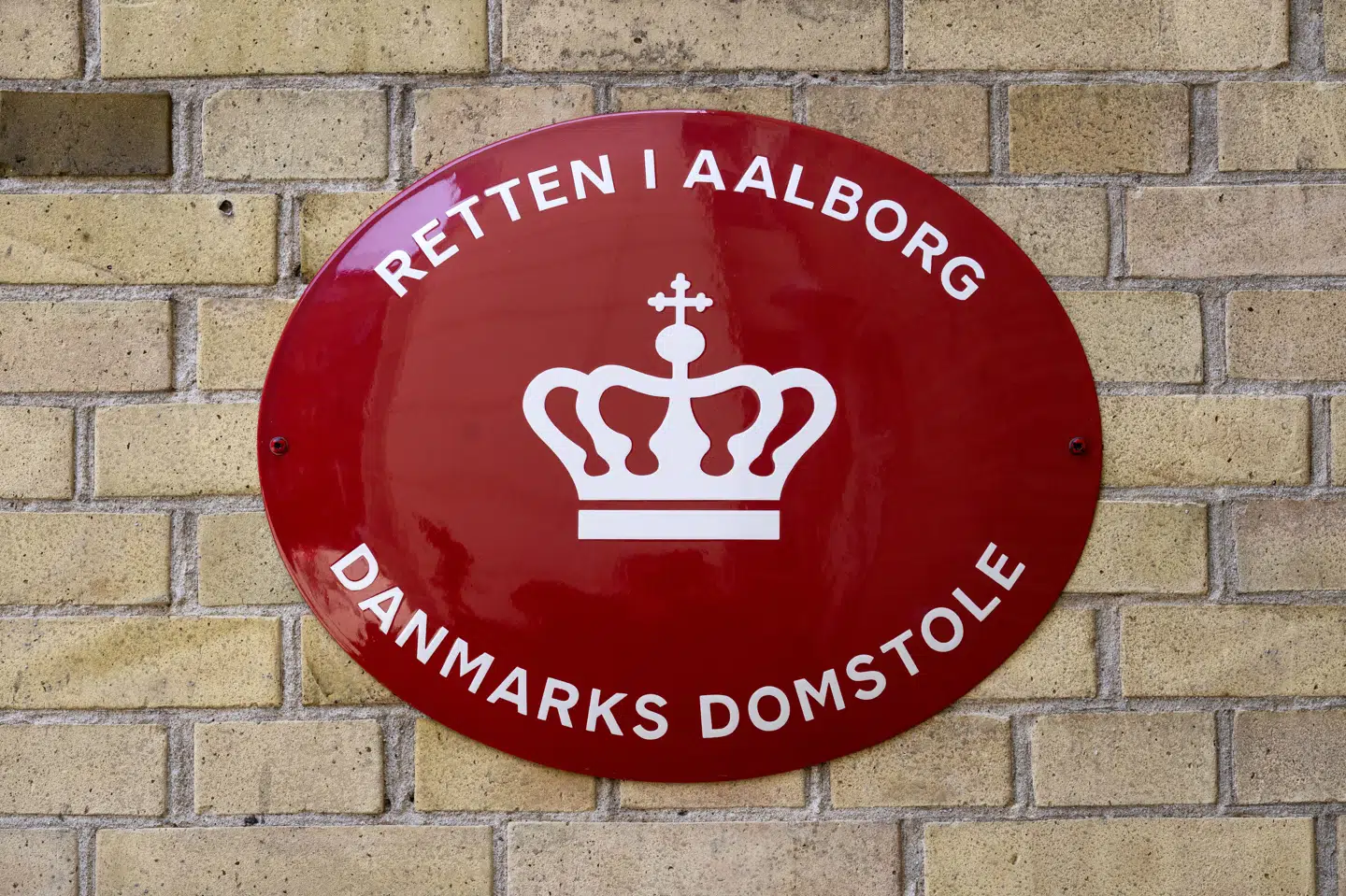 En 35-årig kvinde har fredag været fremstillet i grundlovsforhør i Retten i Aalborg. Hun nægtede sig skyldig i grov vold med døden til følge. (Arkivfoto).