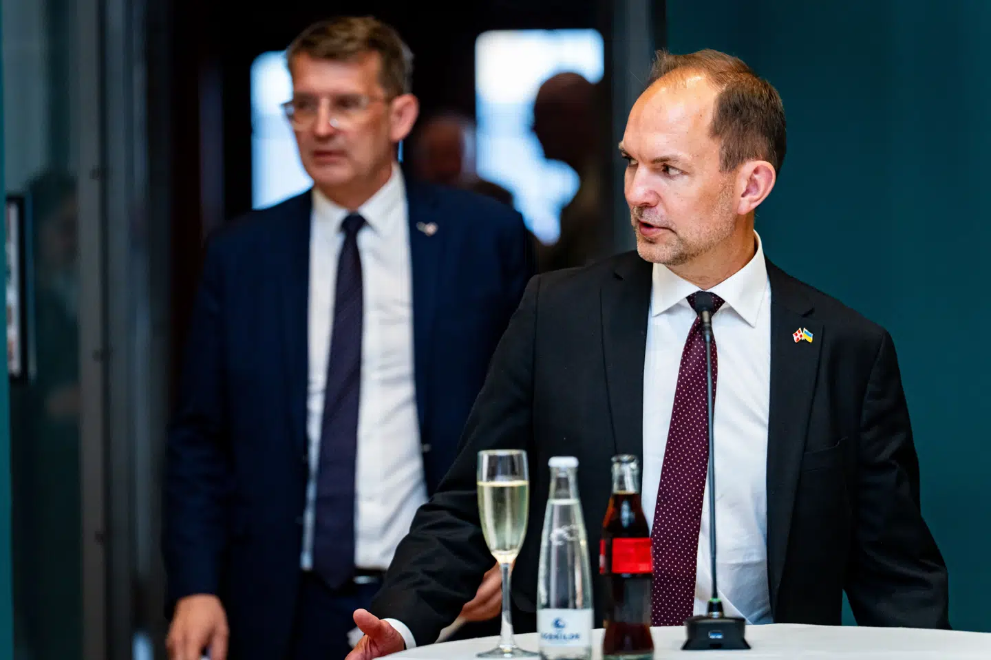 Tidligere forsvarsminister Troels Lund Poulsen (bagest) udskød offentliggørelse af dronerapport i forbindelse med valget. Nu erklærer hans afløser, Jeppe Bruus (S) sig klar til at frigive rapporten inden for de næste to uger. (Arkivfoto).