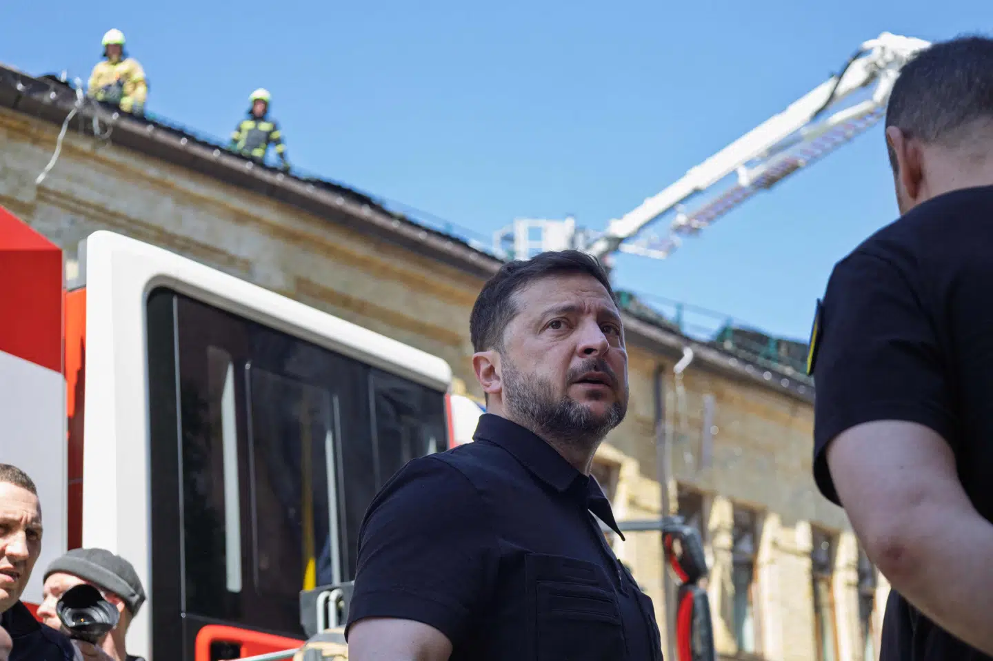 Ukraines præsident, Volodymyr Zelenskyj, mener, at hans russiske modparts afvisning af at mødes for at tale om en afslutning på krigen, viser, at Rusland ikke har noget ønske om at stoppe krigen. Her betragter Zelenskyj skaderne efter et massivt russisk angreb på hovedstaden Kyiv i forrige uge. (Arkivfoto)