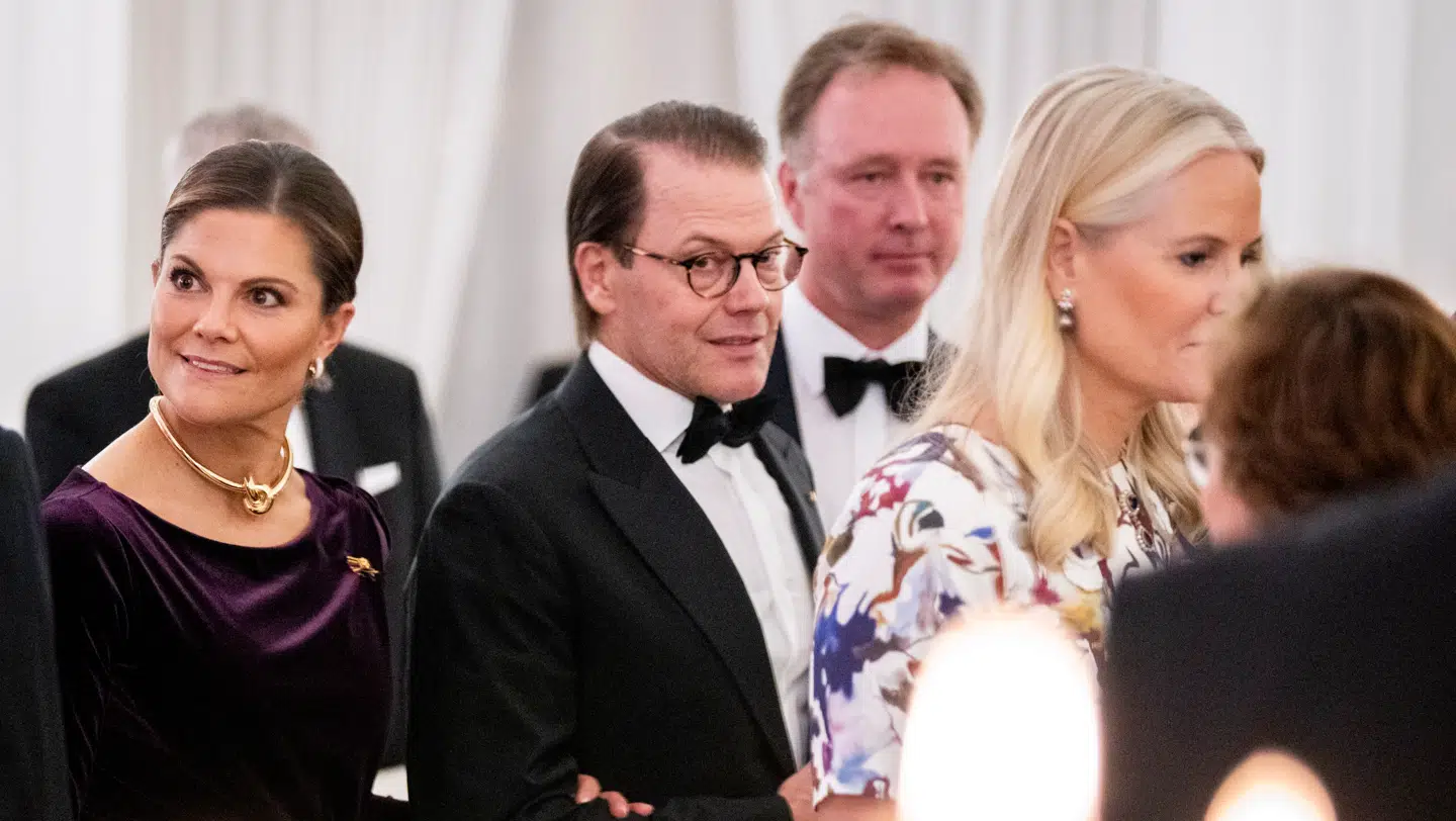 Prins Daniel og kronprinsesse Victoria følger nøje med i Mette Marits tilstand, lyder det.