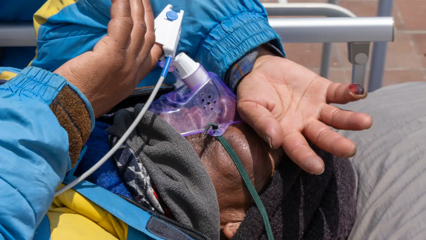 Den nepalesiske bjergguide Dawa Sherpa forsvandt for seks dage siden på Mount Everest. Torsdag fandt han selv frem til Base Camp.