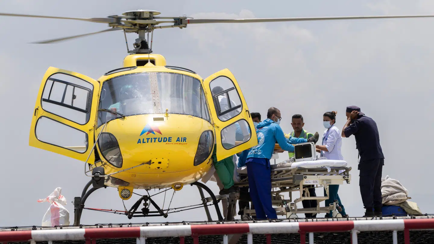 Efter at have været eftersøgt i fem dage, blev Dawa Sherpa torsdag fundet tæt på Base Camp, hvorfra han stærkt dehydreret og med forfrysninger blev fløjet på hospitalet.