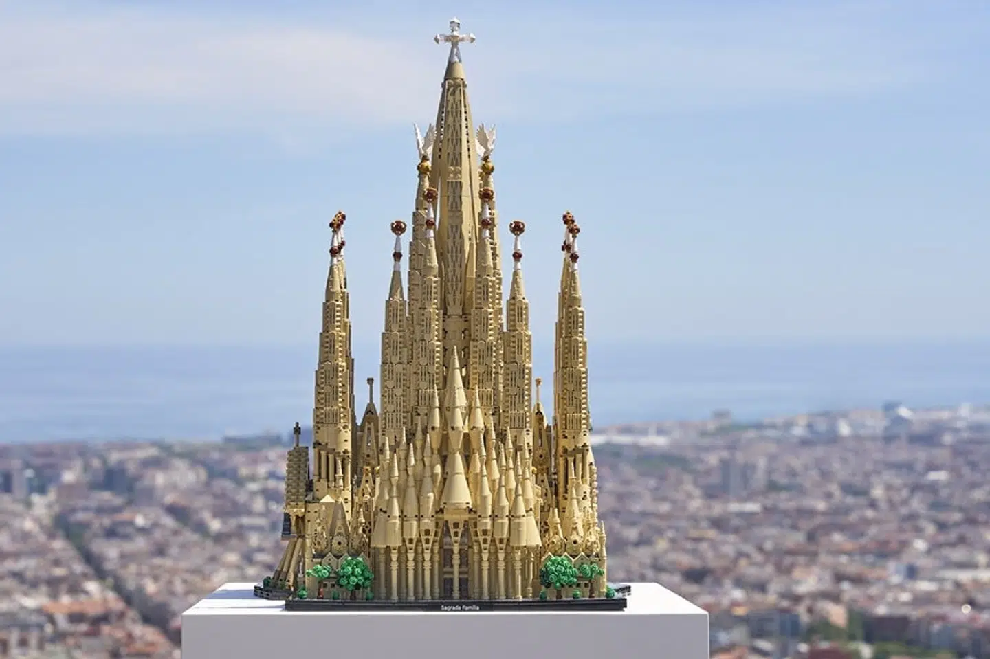 I Legos hidtil største byggesæt kan man prøve kræfter med La Sagrada Familia.