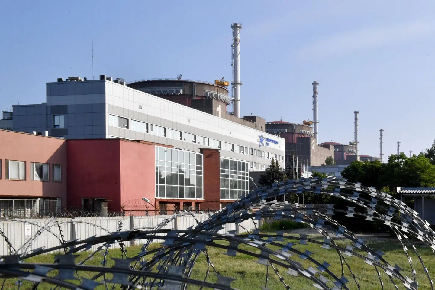 En våbenhvile er i kraft omkring det russisk-kontrollerede atomkraftværk Zaporizjzja i Ukraine, hvor der meldes om et droneangreb mod russiske mineryddere. Det er ikke bekræftet fra ukrainsk side. Hændelsen efterforskes, siger IAEA. (Arkivfoto)