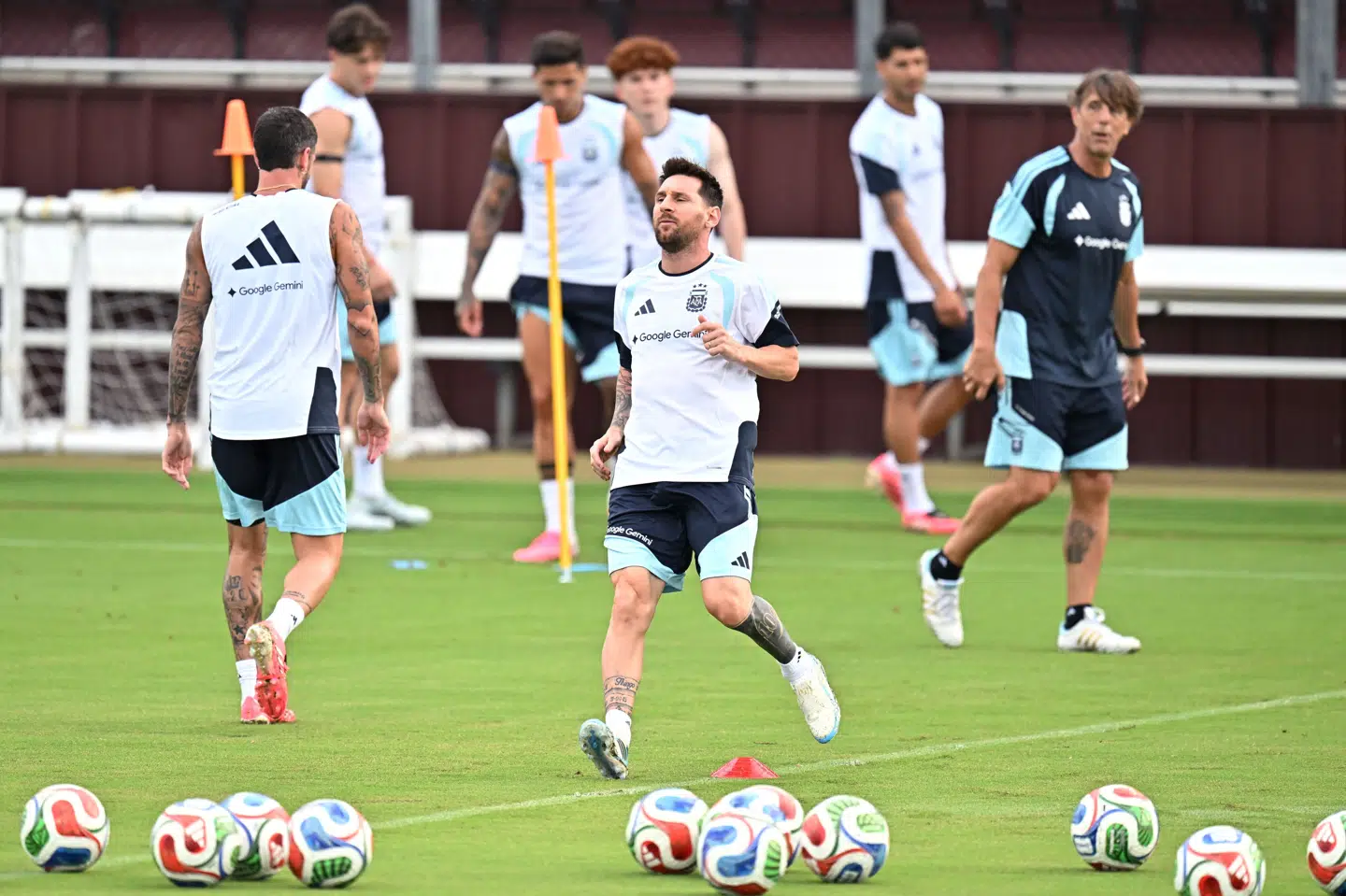 Lionel Messi trænede lørdag med resten af Argentinas landshold forud for en testkamp i USA. Han er ved at komme sig efter en muskelskade, siger landstræner.