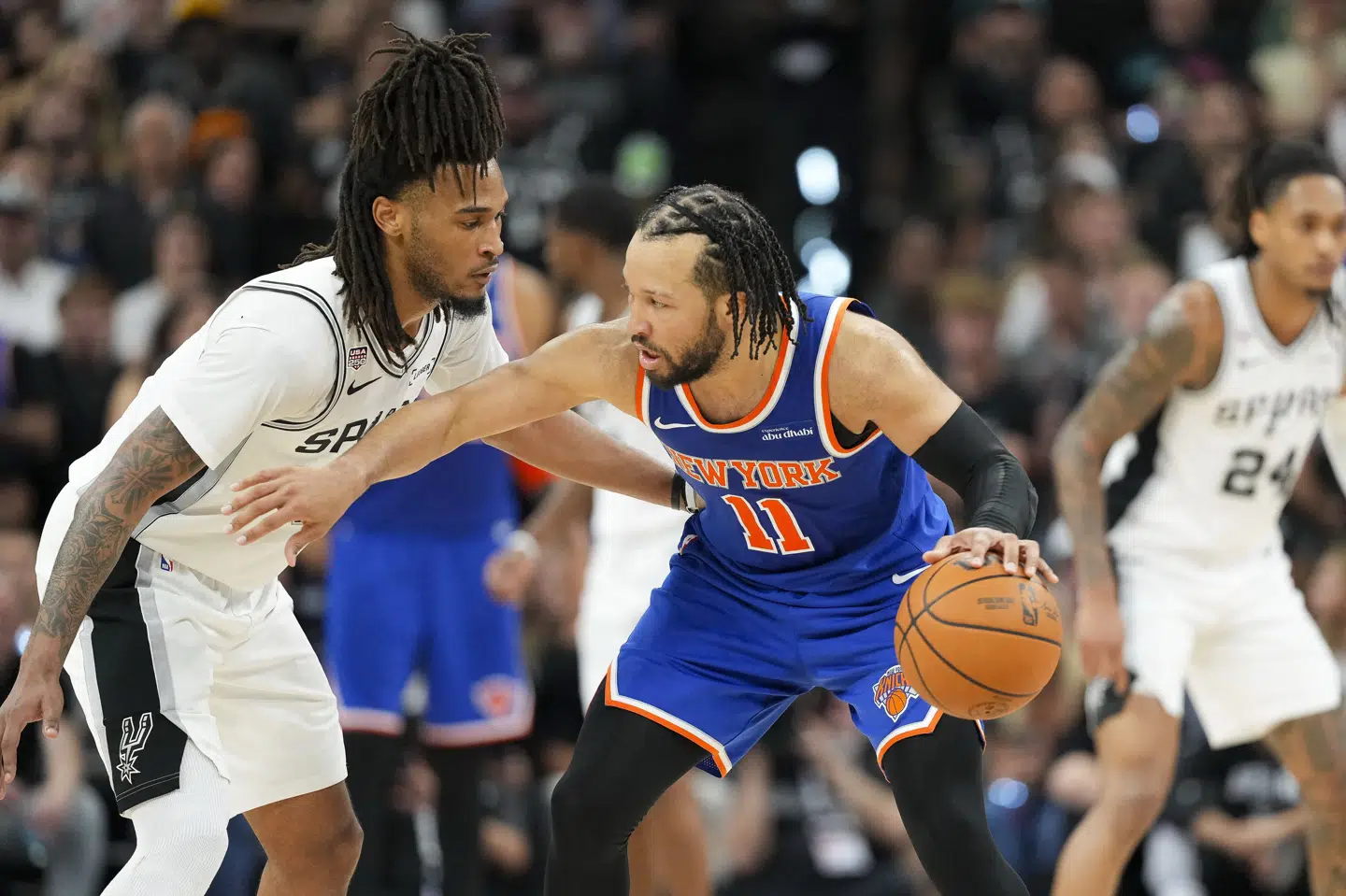Jalen Brunson (blå trøje) bragte New York Knicks foran med 105-104 på et straffekast. Det endte med at være kampens sidste point, da San Antonio Spurs-profilen Victor Wembanyama efterfølgende misbrugte en mulighed.