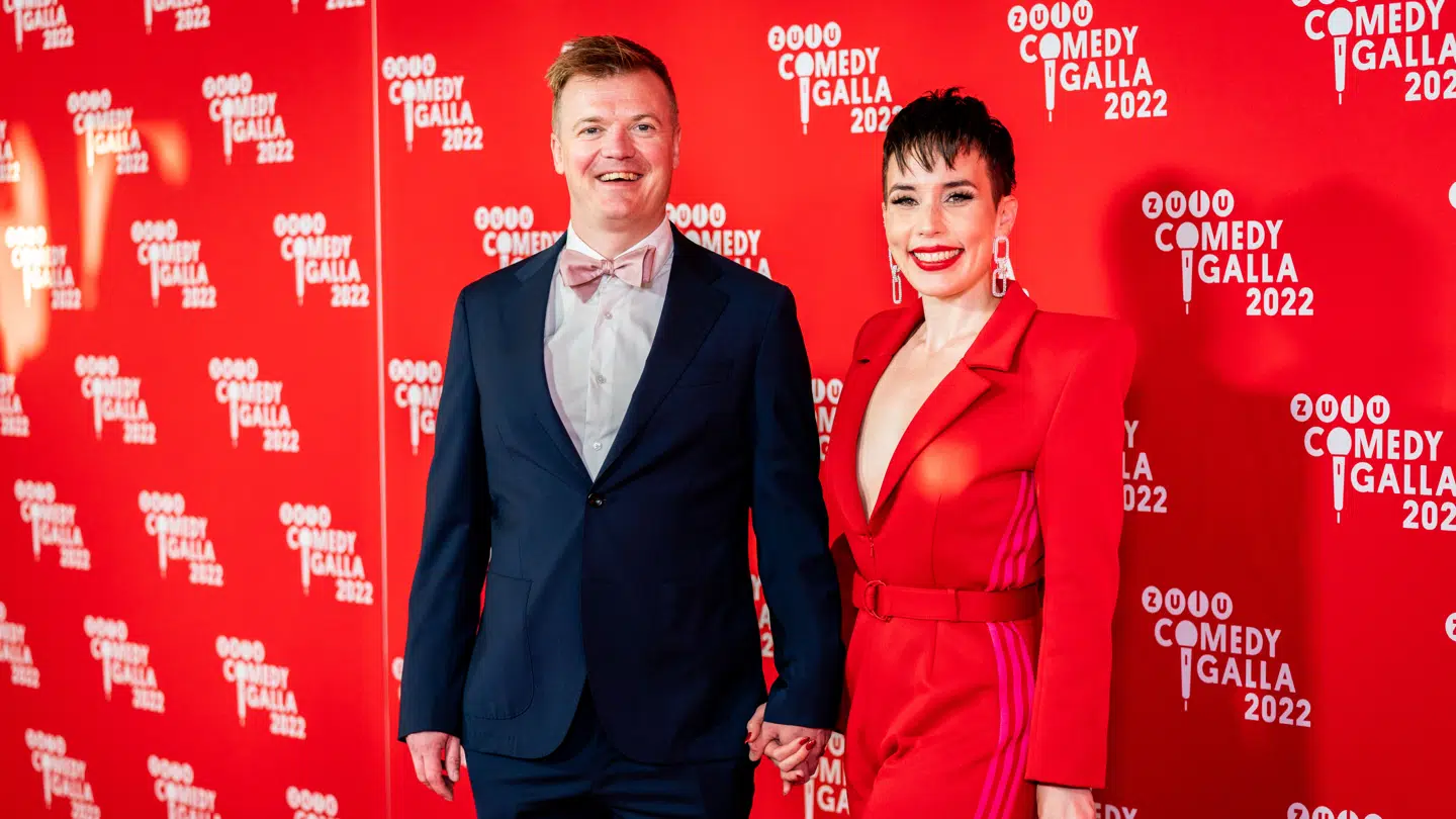Komikeren Tobias Dybvad og hustruen Marie Stegger kan se, at der sidste år er tjent flere millioner kroner.