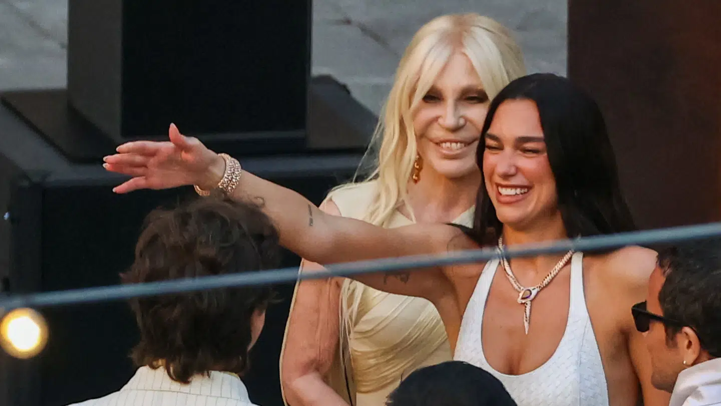 Dua Lipa sammen med designer Donatella Versace under fredagens festligheder i Palermo.