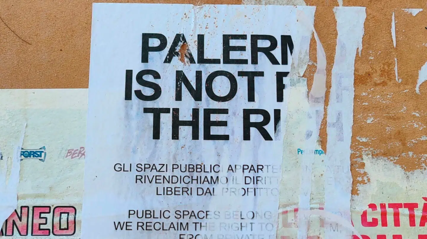 Adskillige plakater er dukket op i Palermos gader de seneste dage forud for Dua Lipas bryllupsfest.