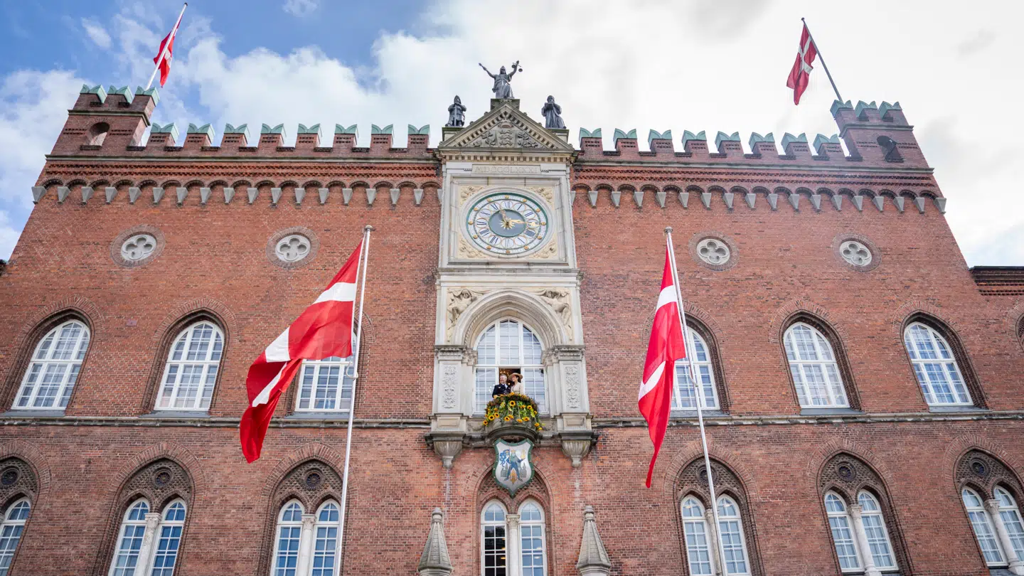 I Odense Rådhus har man besluttet at rive kontrakten med et firma over, efter ansatte angiveligt er blevet truet til at betale løn tilbage.