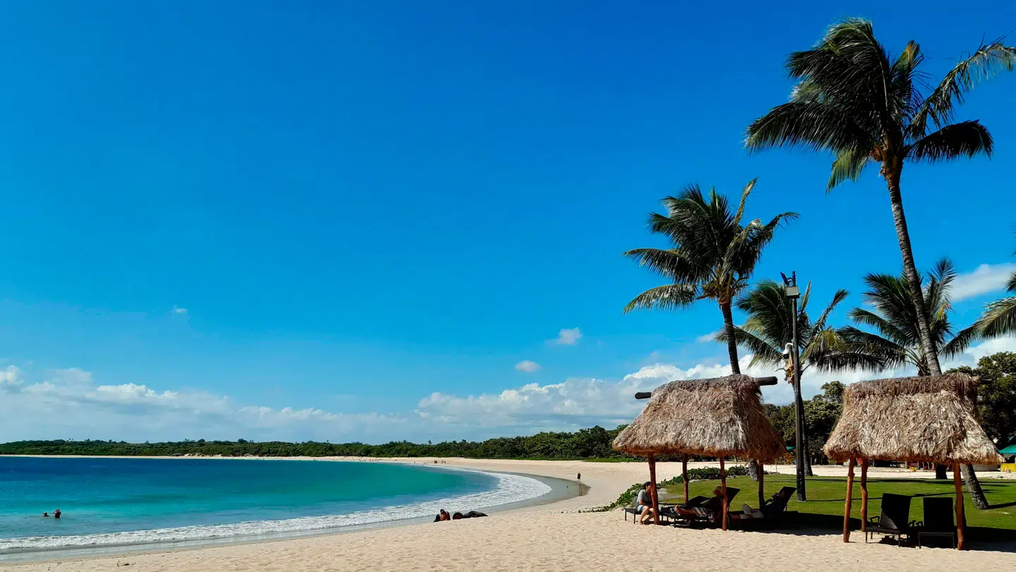 Arkivfoto af et resort på stranden Natadola Bay i Fiji.