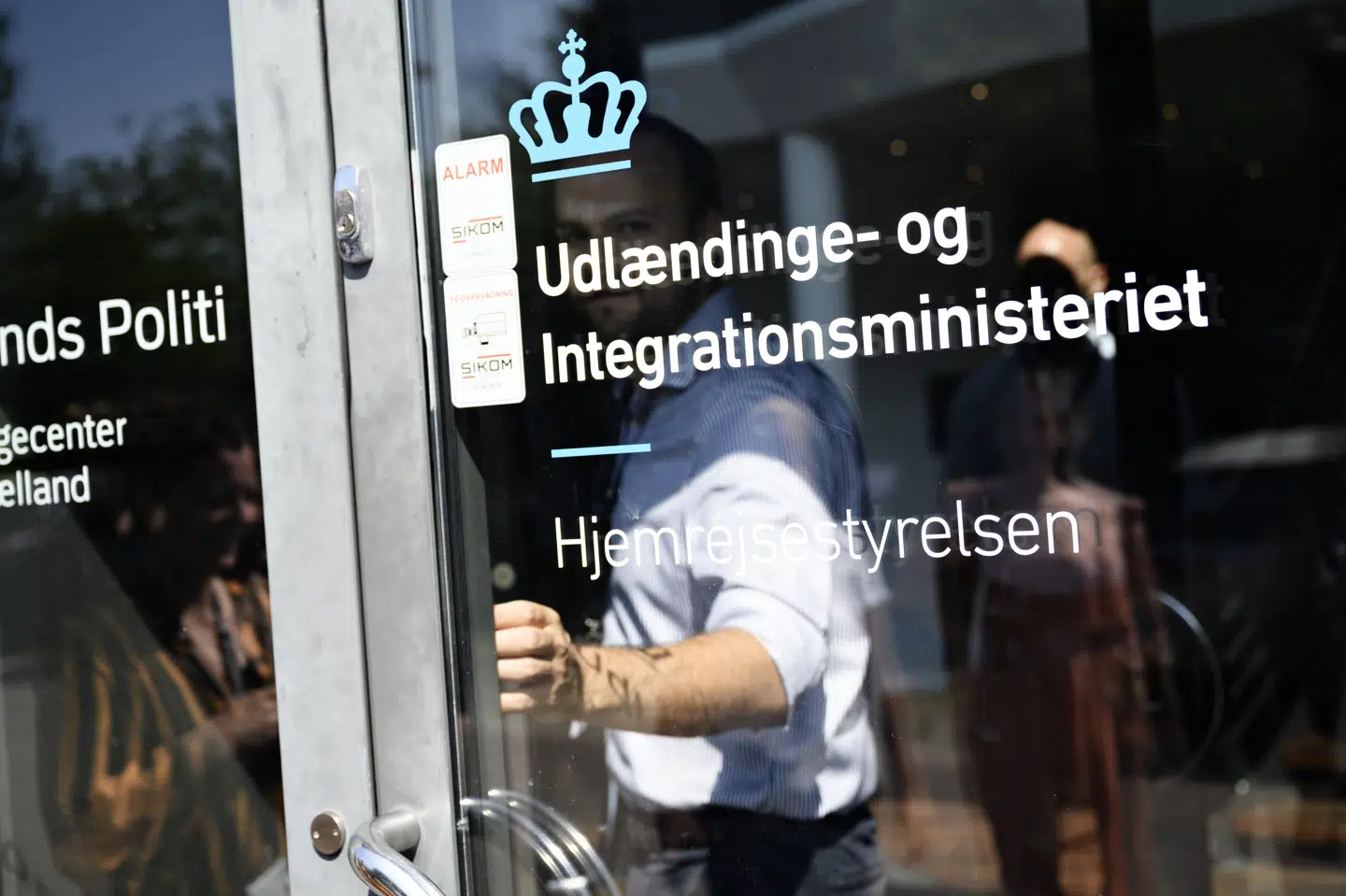 Den nye firepartiregering har ikke taget stilling til, om en arbejdsgruppe om dansk statsborgerskab skal afrapportere eller nedlægges, oplyser Udlændinge- og Integrationsministeriet.