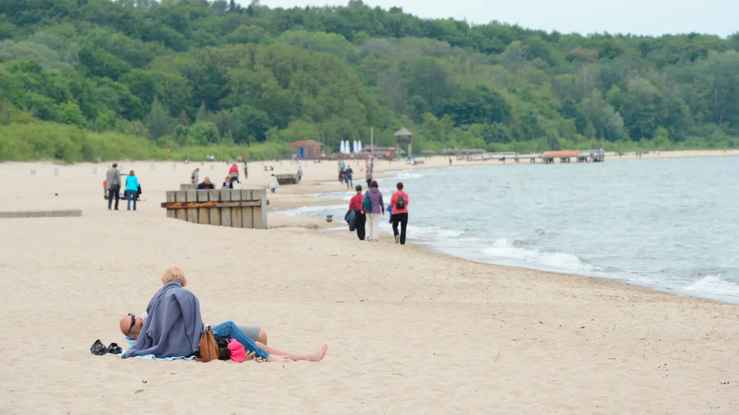 Her ses folk ved stranden Sopot, der ligger nær Gdansk i Polen.