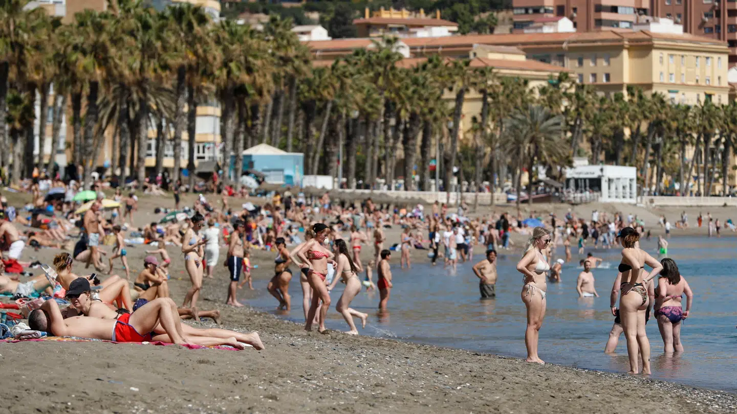 Her ses en strand i Malaga på på den spanske solkyst.