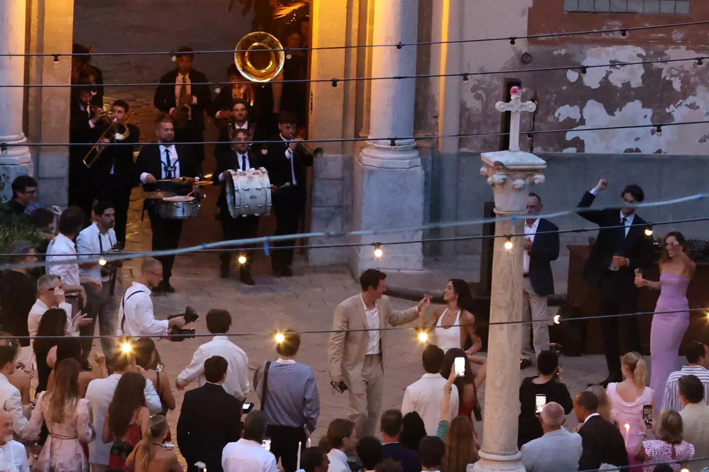 Dua Lipa og Callum Turner fejrer deres bryllup i Palermo på Sicilien. Fejringen foregår hele weekenden.