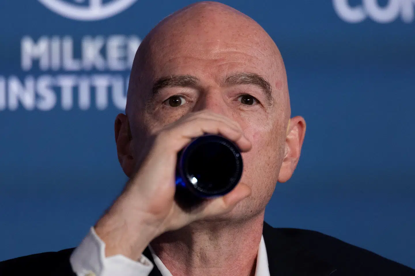 Fifas præsident, Gianni Infantino, tager en tår vand under et pressemøde i maj. Det samme kan fans til VM nu, efter at Fifa har ændret kurs med reglerne om vandflasker. (Arkivfoto).
