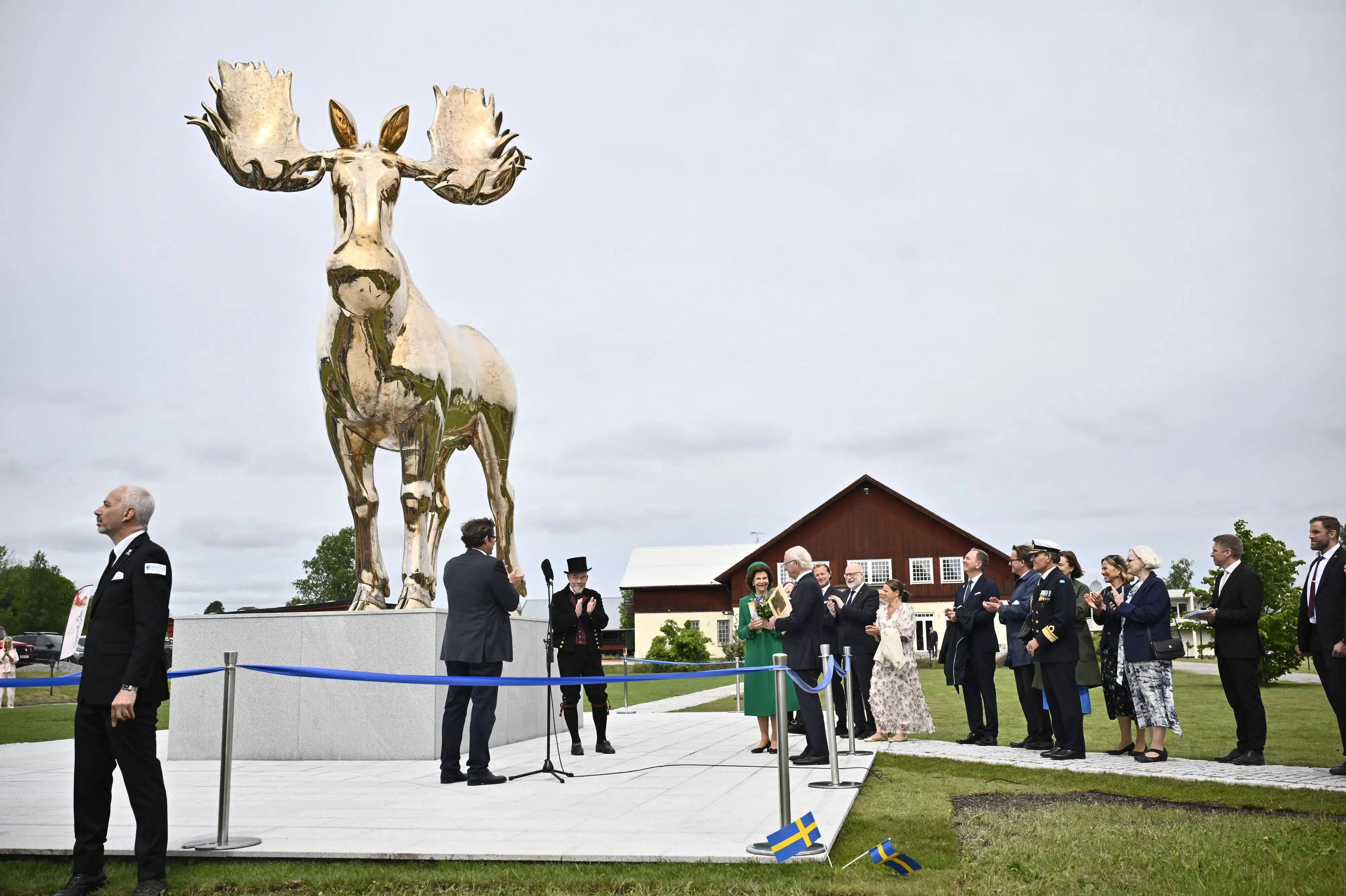 Svensk konge afslører kæmpe-elg på nationaldag