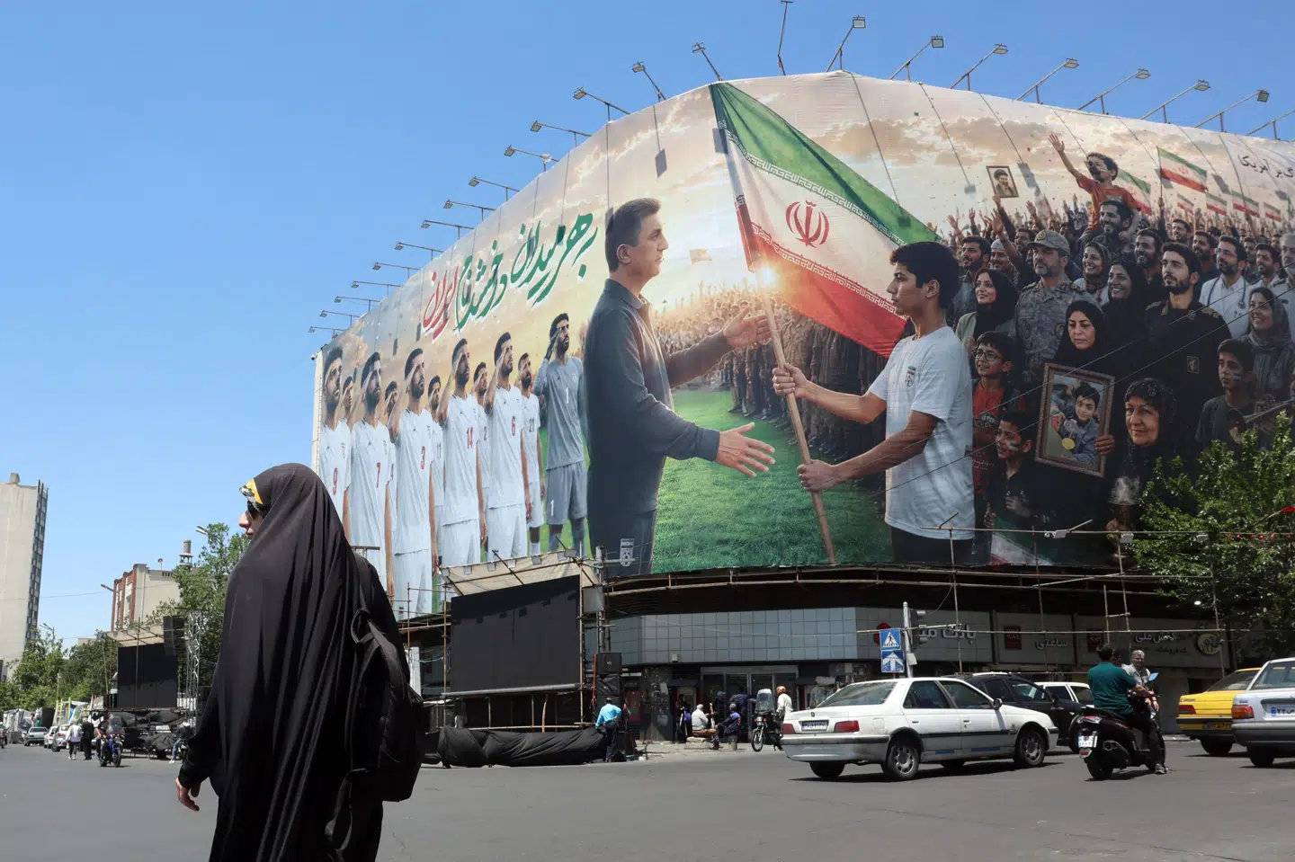 I Irans hovedstad, Teheran, er der et stort billboard, der viser landsholdet frem, inden spillerne rejser til VM. Vigtige personer omkring holdet er angiveligt blevet nægtet visum til USA. (Arkivfoto)