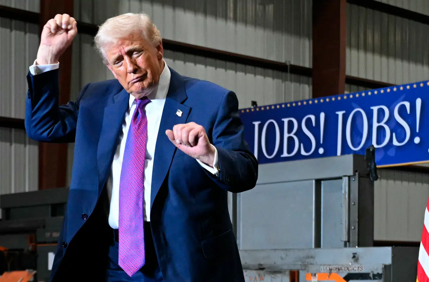 Donald Trump kan glæde sig over, at der igen i maj blev skabt flere job end forventet i USA. Men dermed øges også risikoen for nye renteforhøjelser.