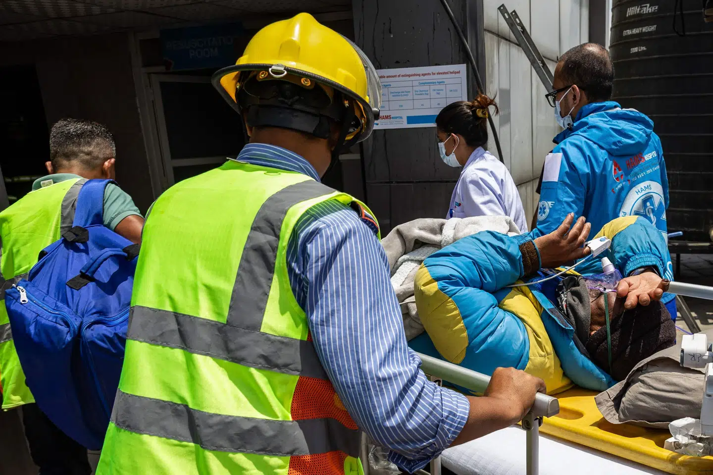 Læger og redningsmandskab bærer bjergbestigeren Dawa Sherpa til Hams Hospital i Kathmandu torsdag, efter at han havde været væk siden lørdag. (Arkivfoto).