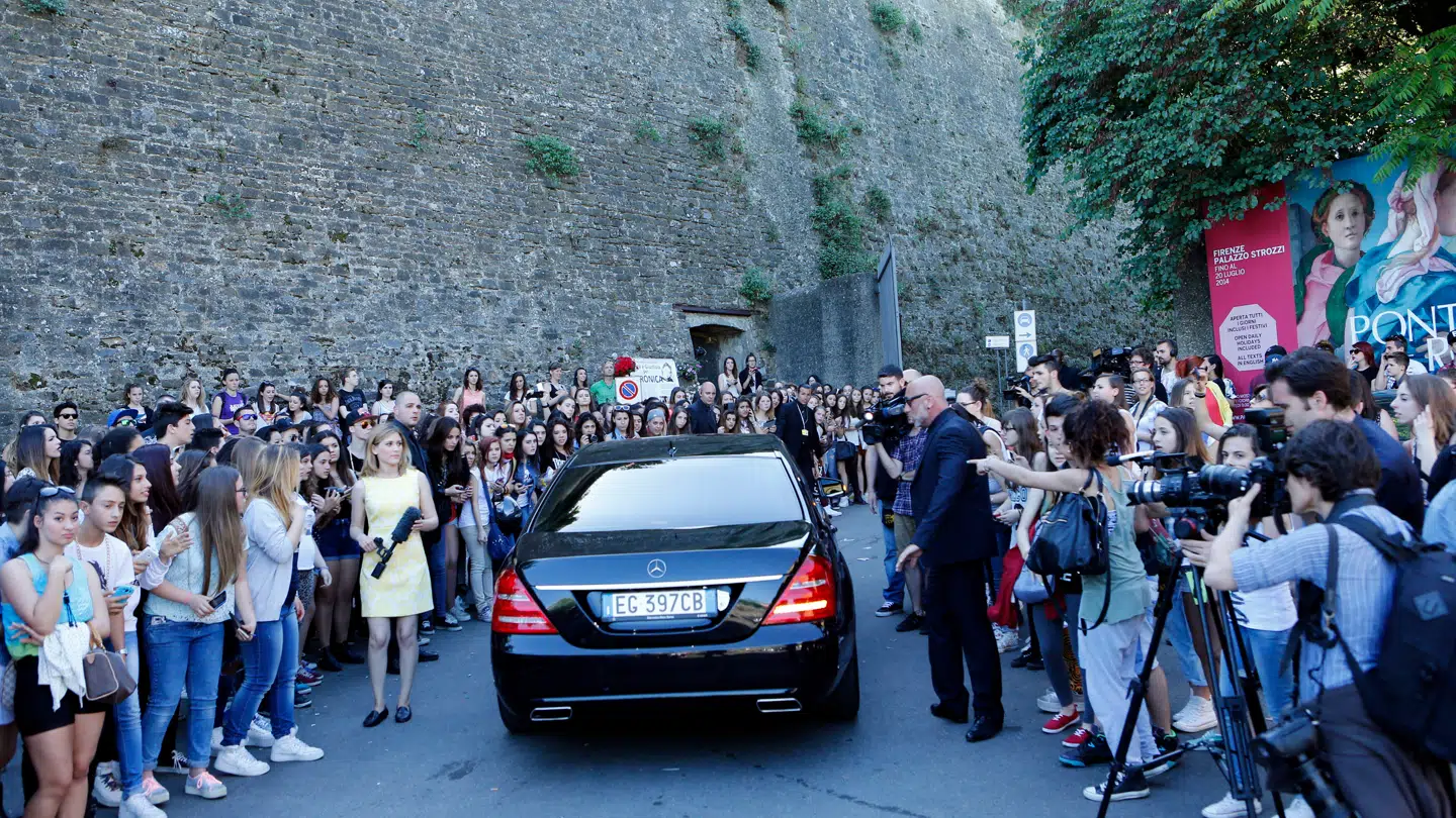 Et billede af journalister, fotografer og fans der venter foran Kim Kardashian og Kanye Wests bryllupsfejring i Firenze i 2014.