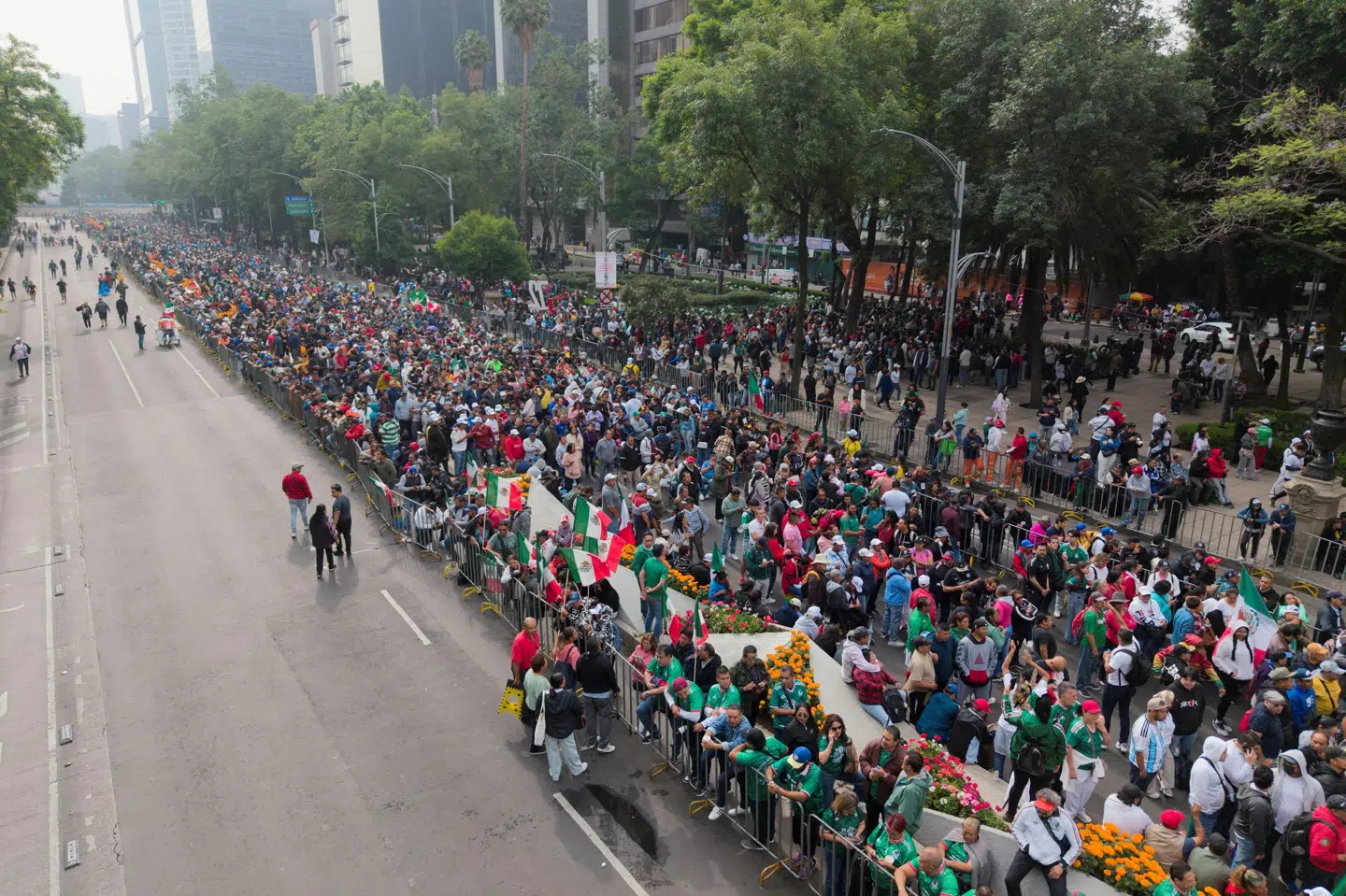 Tusindvis af mennesker indfandt sig lørdag på gaden Paseo de la Reforma i Mexico City for at deltage i historiens største "mexicanske bølge".