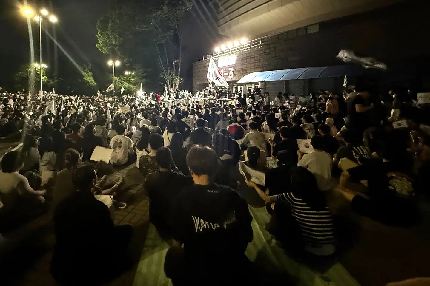 Natten til søndag sad mere end 1000 demonstranter fortsat uden for en håndboldarena i Seoul og krævede omvalg efter onsdagens lokal- og regionsvalg, hvor der var mangel på stemmesedler.