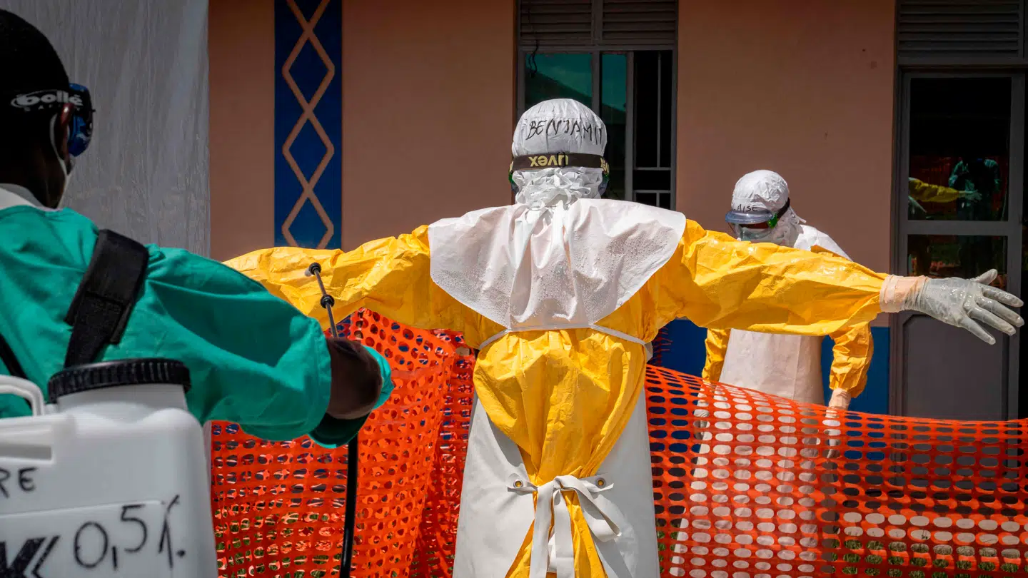 Her ses læger, der forsøger at hjælpe de ebola-smittede i Den Demokratiske Republik Congo.