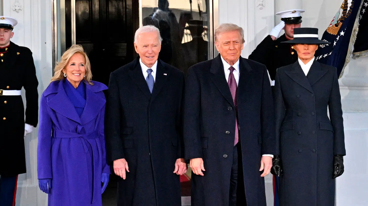 Her ses den afgående præsident Joe Biden sammen med sin hustru, first lady Jill Biden og så det nye præsidentpar Donald Trump og Melania Trump 20. januar 2025.