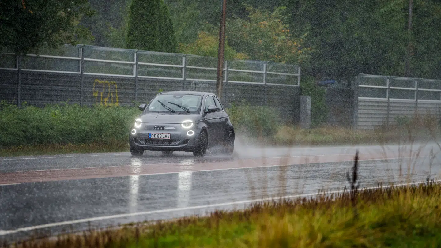 Det kan blive en våd dag med kraftige regnbyger i Nordjylland, Midtjylland og på Djrus. Det vides dog endnu ikke, hvor bygerne præcis vil ramme og med hvilken intensitet.