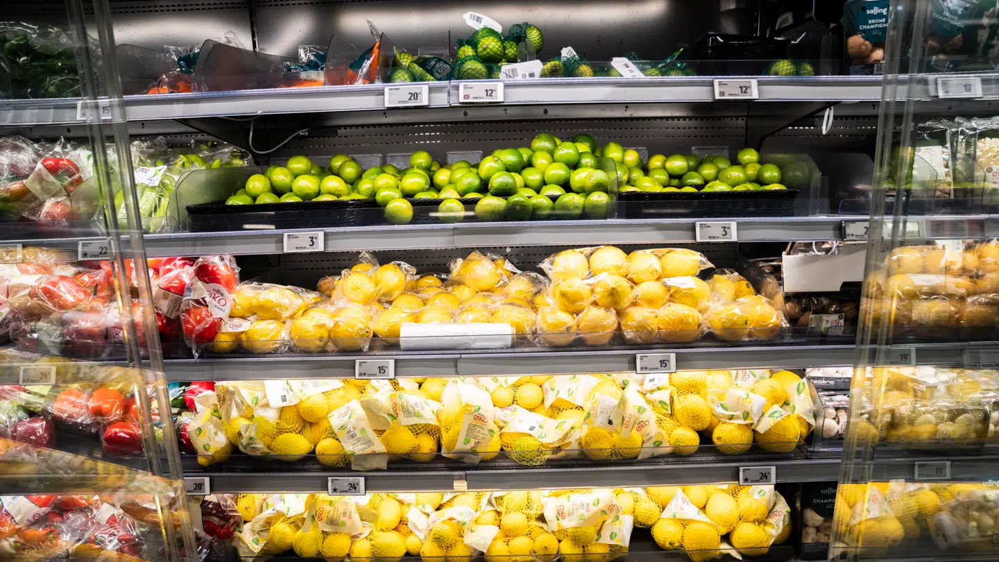 Regeringen foreslår konkret at halvere momsen på alle fødevarer og fjerne den helt på frugt og grønt.