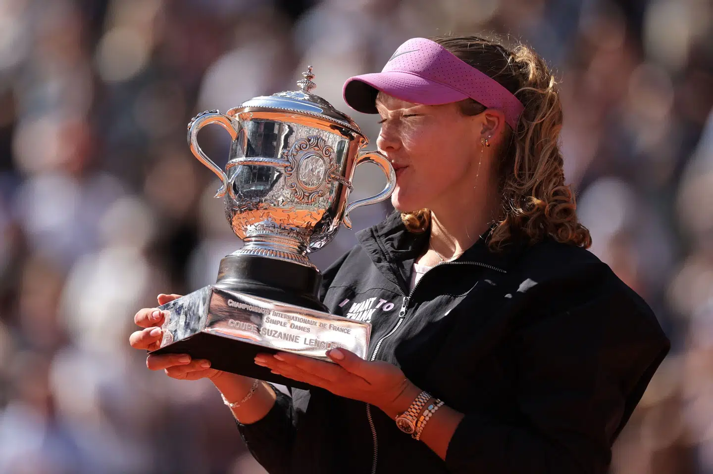 Den 19-årige russer Mirra Andreeva kysser trofæet efter at have vundet French Open-finalen. Hun siger, at "det føles fantastisk at kigge på trofæet og indse, at det faktisk er virkeligt".