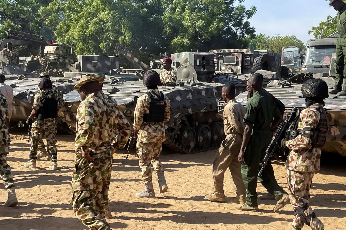 Nigerianske soldater går forbi kampvogne under en rundvisning i november 2025 af Nigerias hærchef i byen Maiduguri i delstaten Borno. (Arkivfoto).