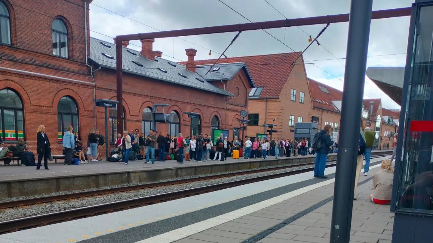 Ligesom Charlotte Carstensen og hendes mand står mange passagerer søndag eftermiddag og venter på Slagelse Station.
