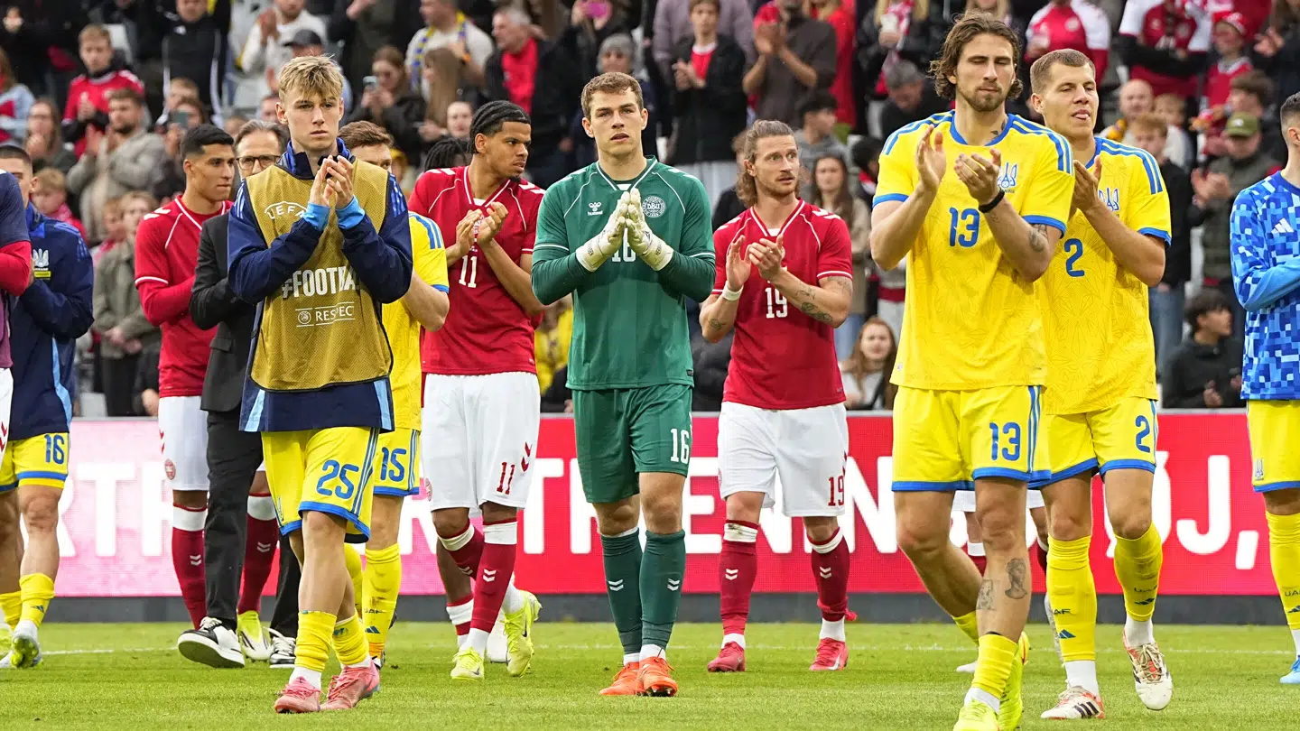 Både danske og ukrainske spillere klappede af Eriksen, da han havde forladt banen.