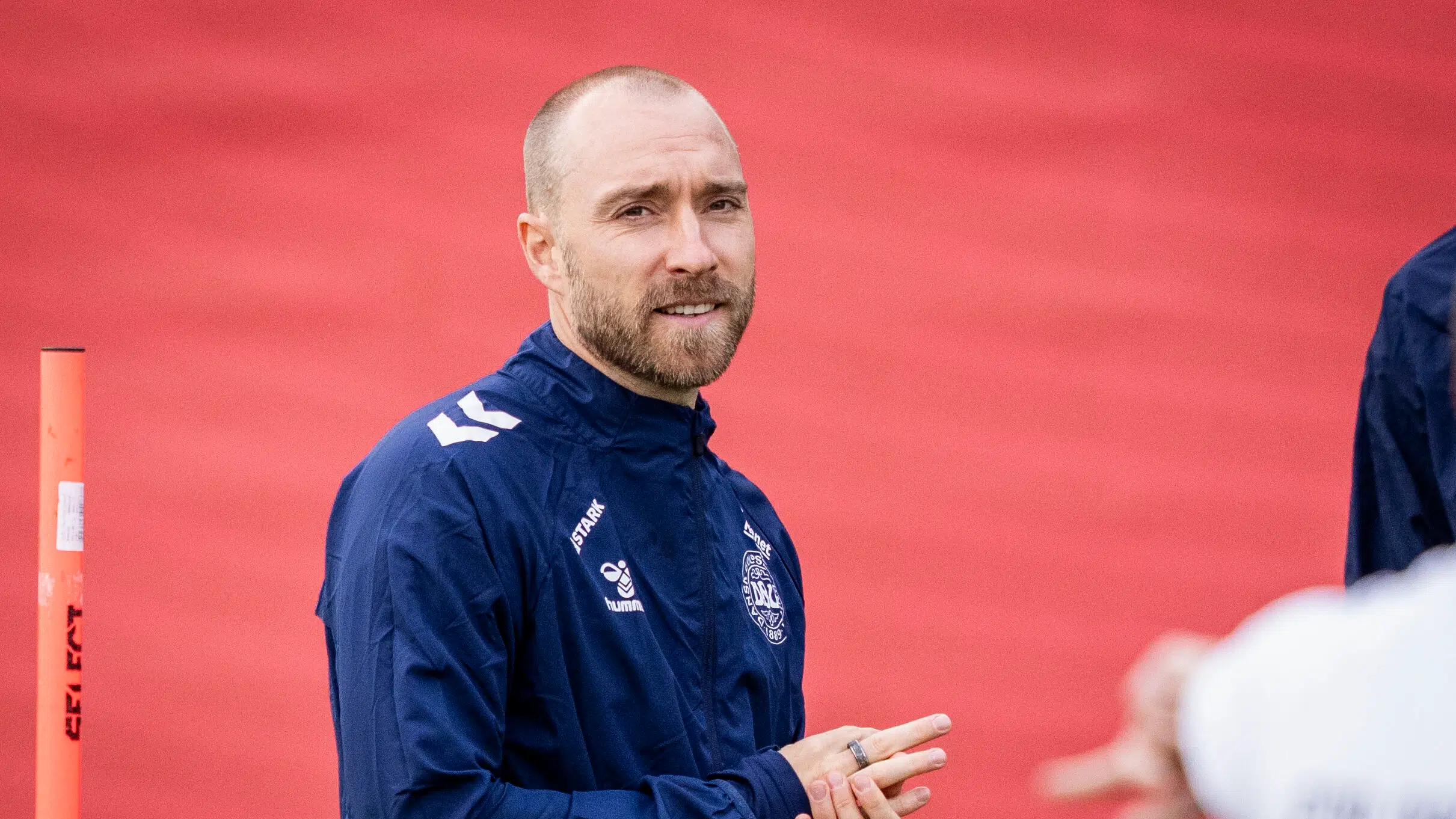 Christian Eriksen faldt om på banen igen: Fans over hele ver