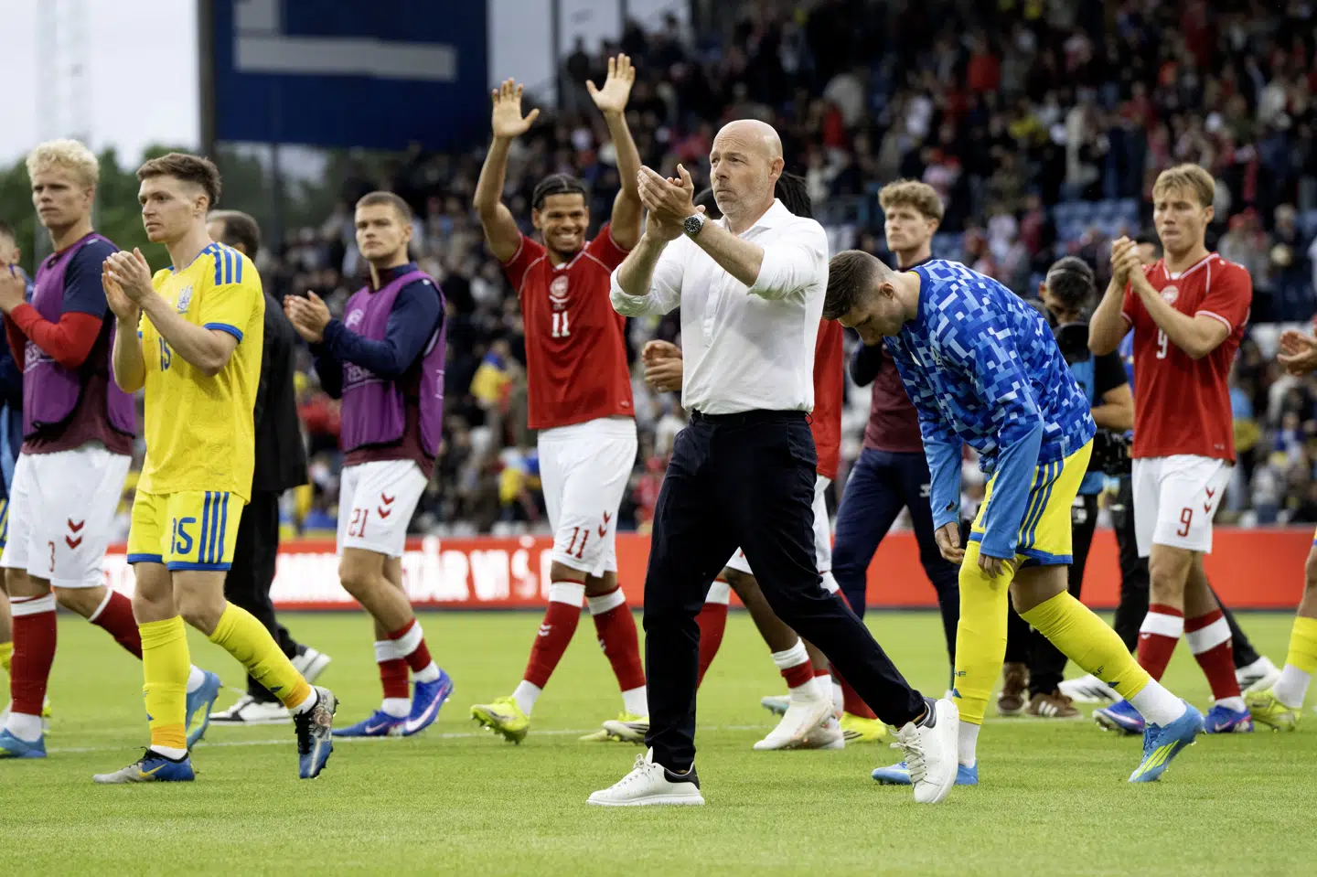 Brian Riemer takker tilskuerne, efter kampen mod Ukraine blev stoppet.