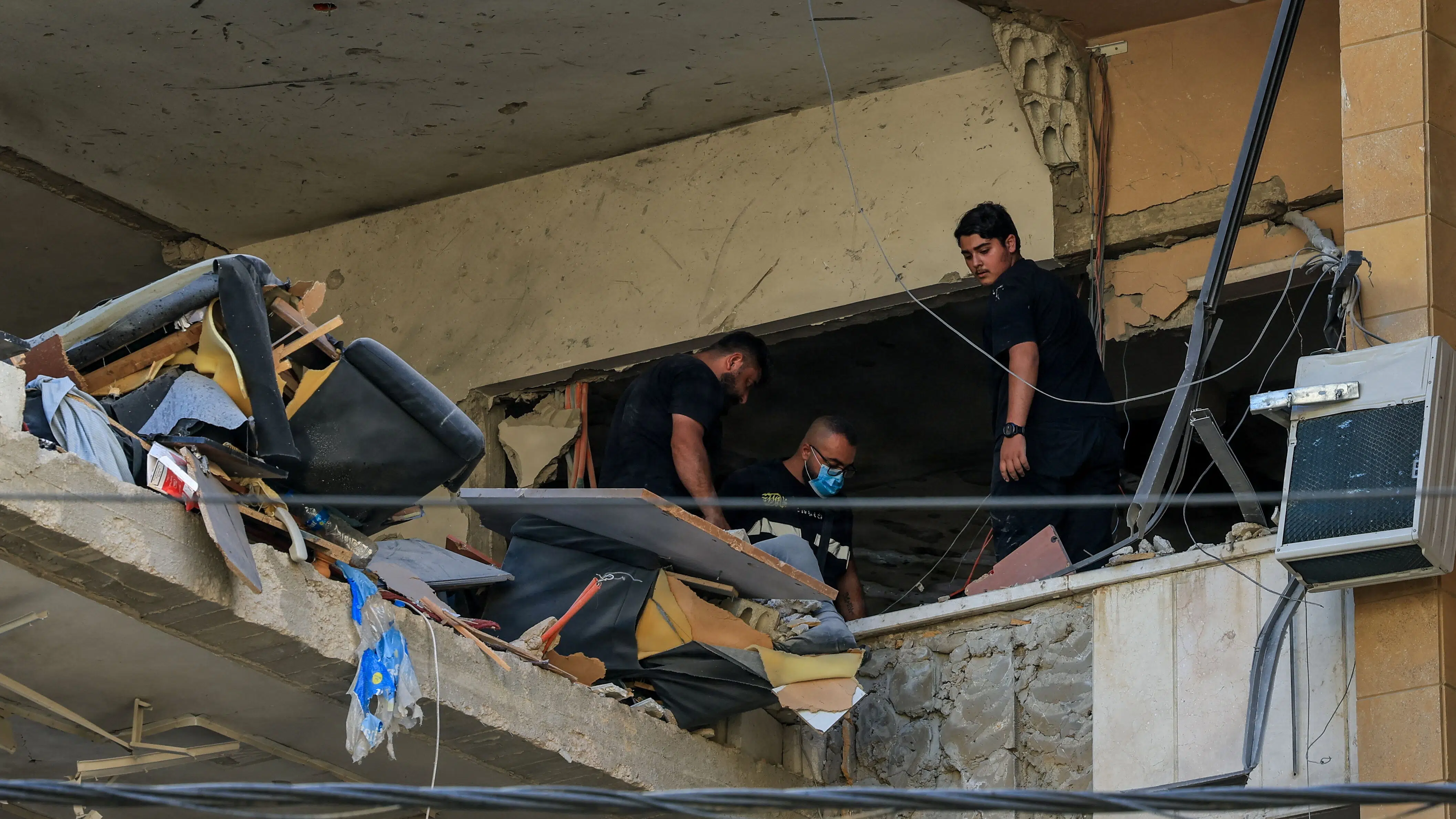 Israel siger Iran affyrer bølger af missiler mod landet