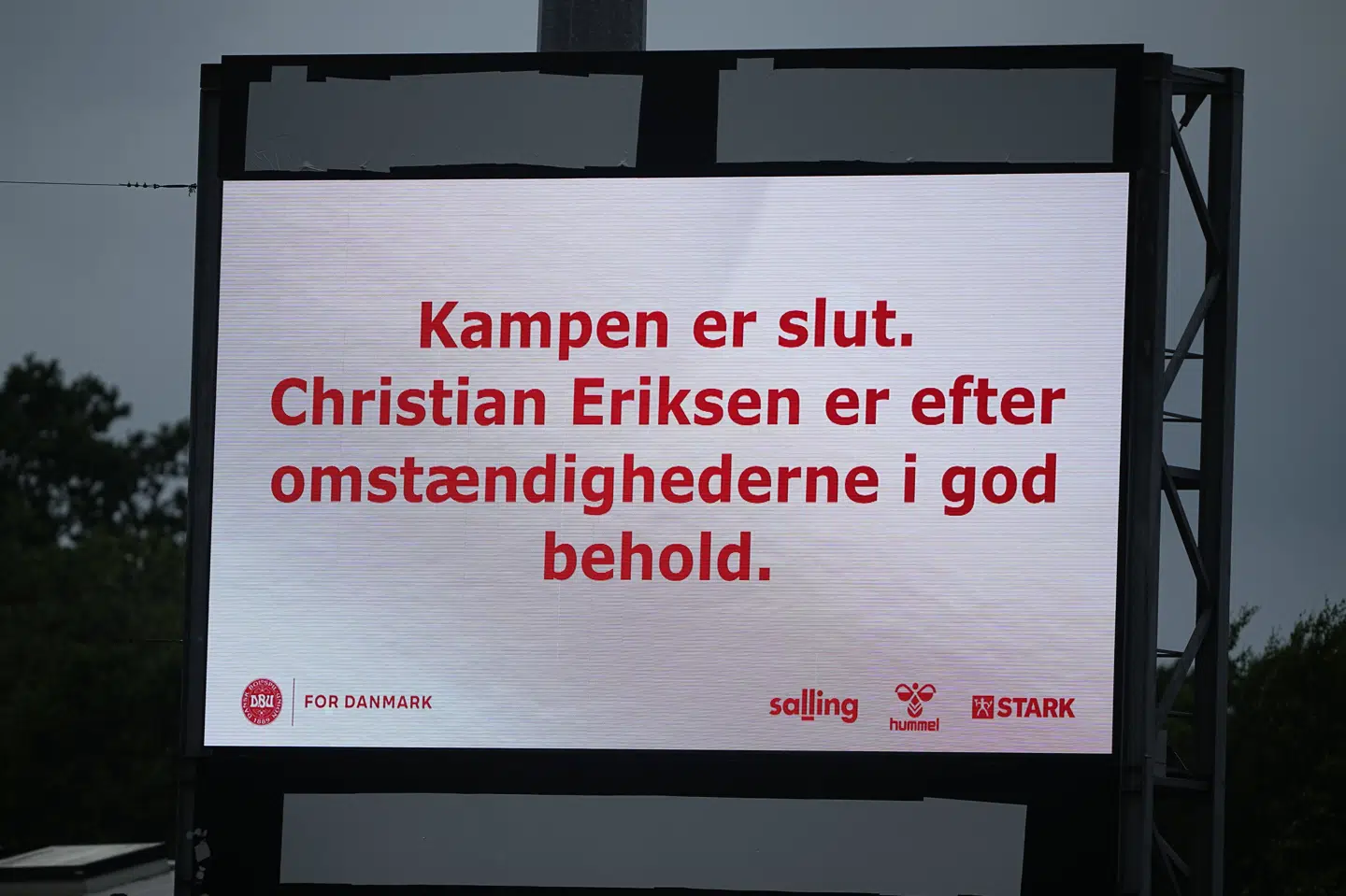 Christian Eriksen var ved bevidsthed og kunne selv gå hen til ambulancen på Odense Stadion.